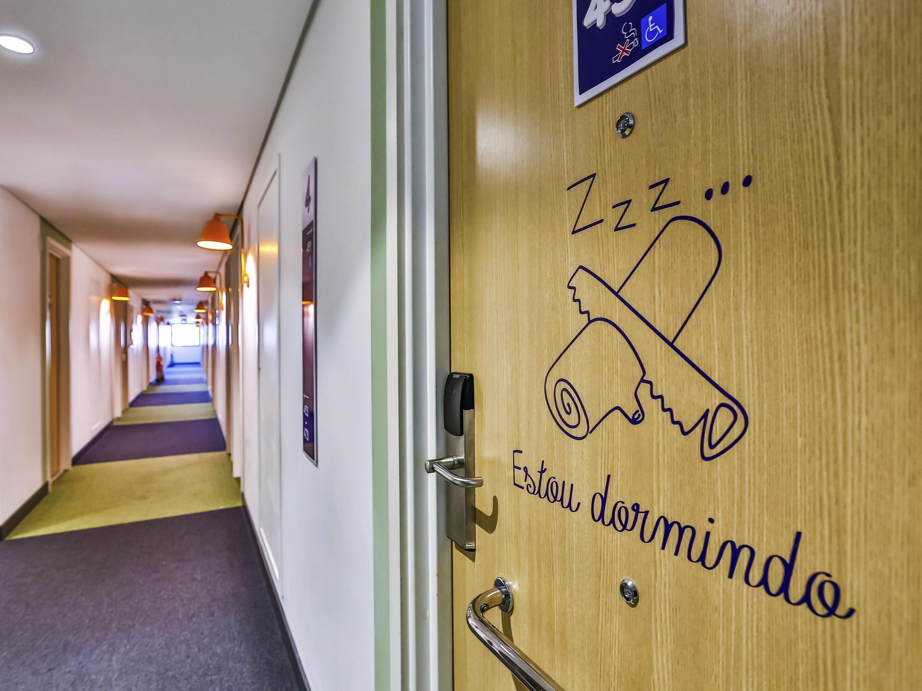 Decoración individual, escritorio, espacio para trabajar con un portátil