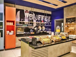 Daily cooked-to-order breakfast (BRL 45 per person)