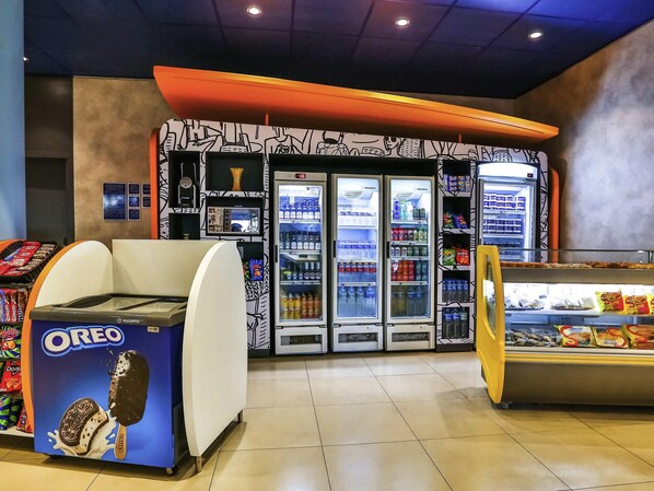 A vending machine with an Oreo ice cream bar, a refrigerated display case with beverages, and a snack display. - ibis budget Sorocaba (Sorocaba)