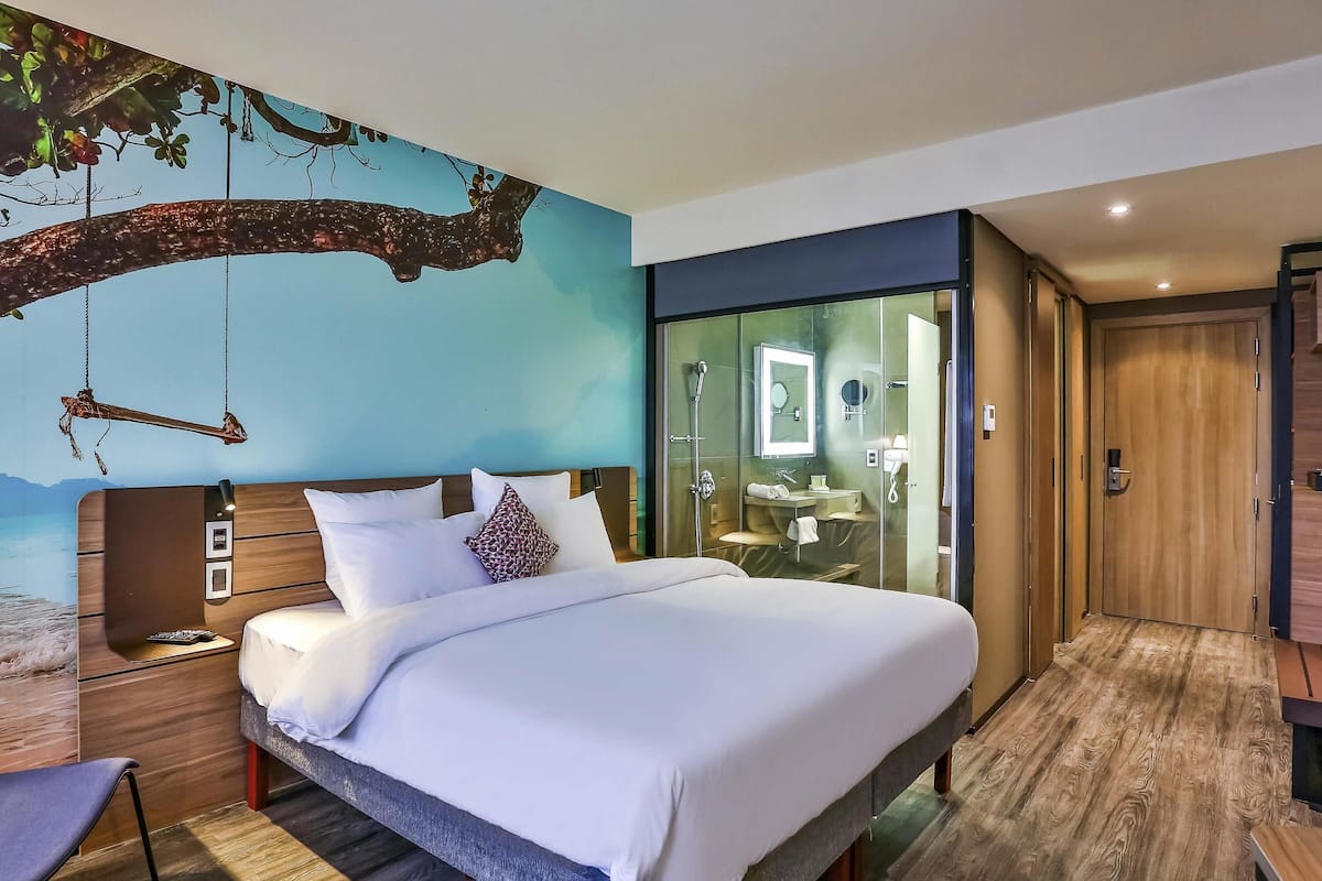 Executive Apartment, 1 Queen Bed | Down duvets, minibar, in-room safe, individually decorated