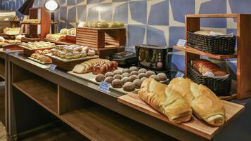 Ein Buffet mit verschiedenen Backwaren, darunter Brot, Gebäck und Kekse.