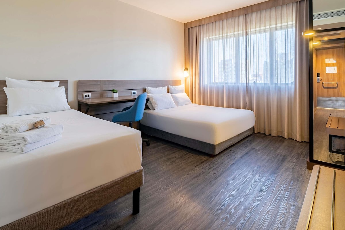 Habitación, varias camas (Accessible) | Edredón, minibar y caja de seguridad en la habitación