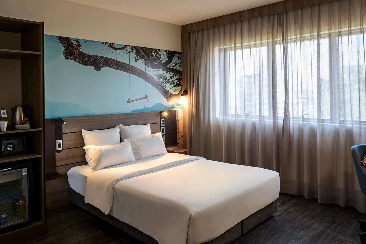 Apartment, 1 Double Bed (Accessible) | Down duvets, minibar, in-room safe, desk