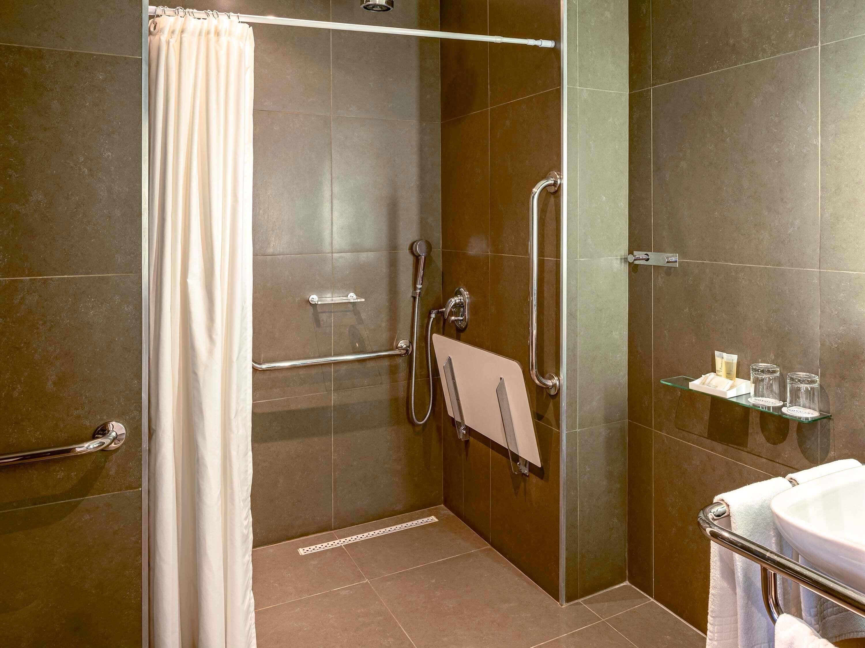 Selimut bulu angsa, minibar, brankas, dan didekorasi berbeda-beda