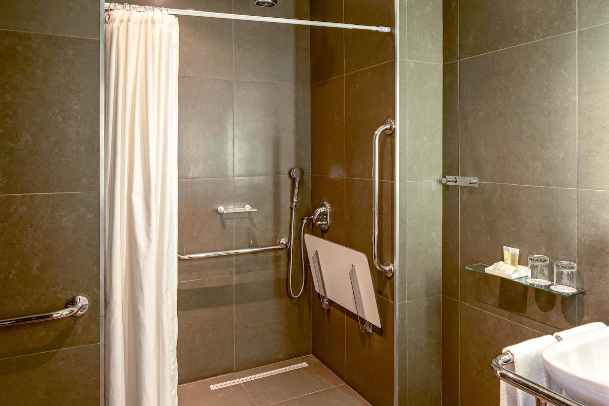 Donzen dekbedden, een minibar, een kluis op de kamer