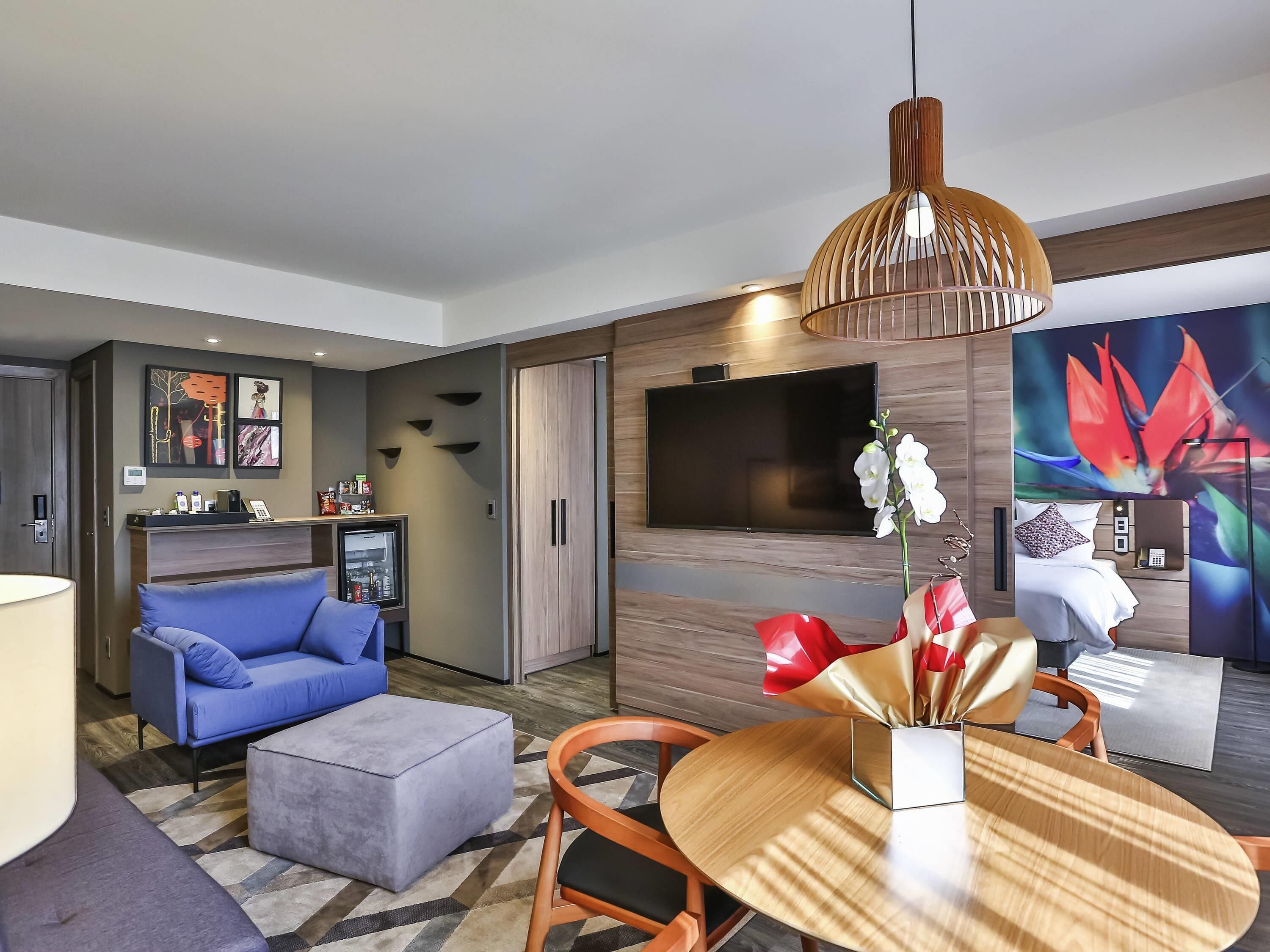 Suite superior, 1 cama King size | Edredón, minibar y caja de seguridad en la habitación 