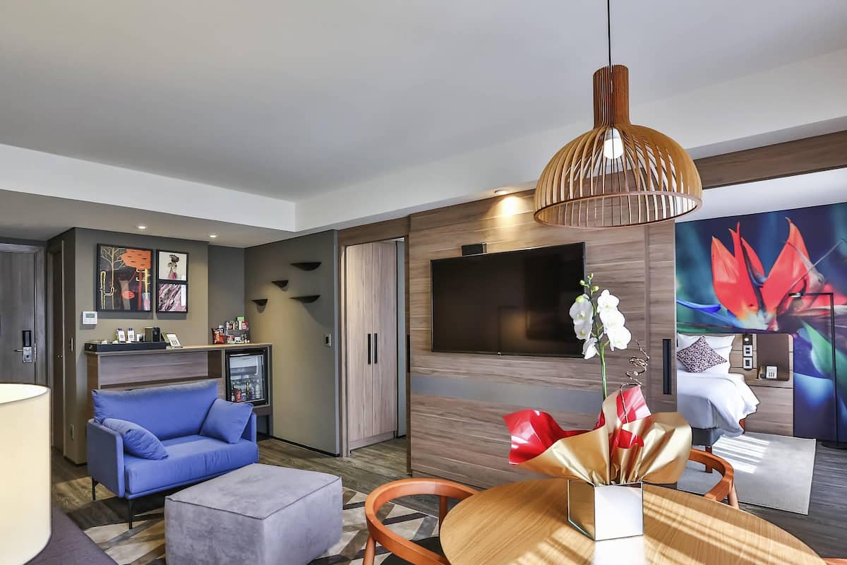 Suite superior, 1 cama King size | Edredón, minibar y caja de seguridad en la habitación