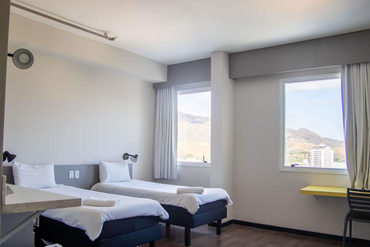 Chambre Standard avec lits jumeaux, 2 lits une place | Coffres-forts dans les chambres, bureau, chambres insonorisées