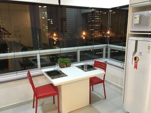 Estúdio | Cozinha americana privada | Geladeira, micro-ondas, fogão, cafeteira/chaleira