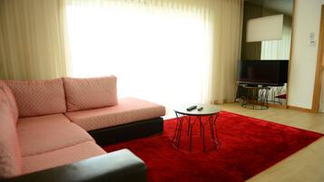 Ferienhaus, 3 Schlafzimmer, Poolblick | Wohnzimmer | Flachbildfernseher, Kamin