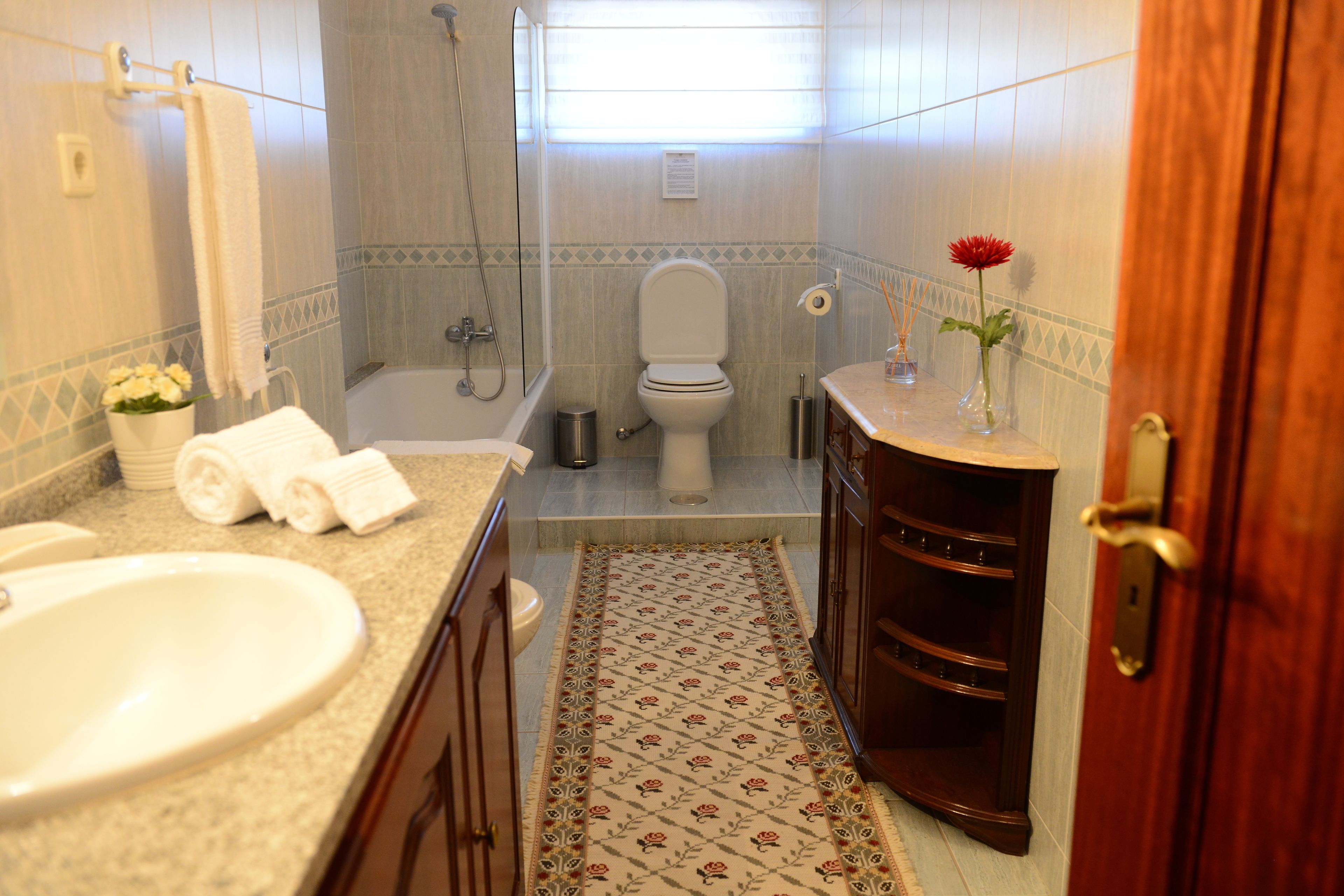 Un baño con lavamanos, inodoro, bañera y ducha.