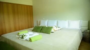 Ferienhaus, 3 Schlafzimmer, Poolblick | Hochwertige Bettwaren, schallisolierte Zimmer, Bügeleisen/Bügelbrett