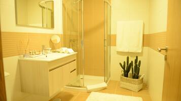 House, 3 Bedrooms, Pool View | Bathroom | Free toiletries, hair dryer, bathrobes, towels