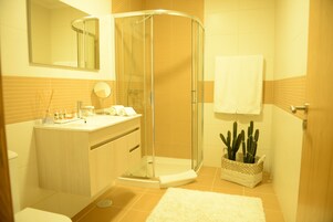 Casa, 3 quartos, vista para a piscina | Banheiro | Produtos de toalete grátis, secador de cabelo, roupões de banho 