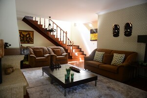 Casa, 2 habitaciones, vistas a la montaña | Sala de estar | Una televisión de pantalla plana, una chimenea