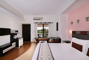 Studio, hageutsikt | Safe på rommet, skrivebord, blendingsgardiner og strykejern/-brett