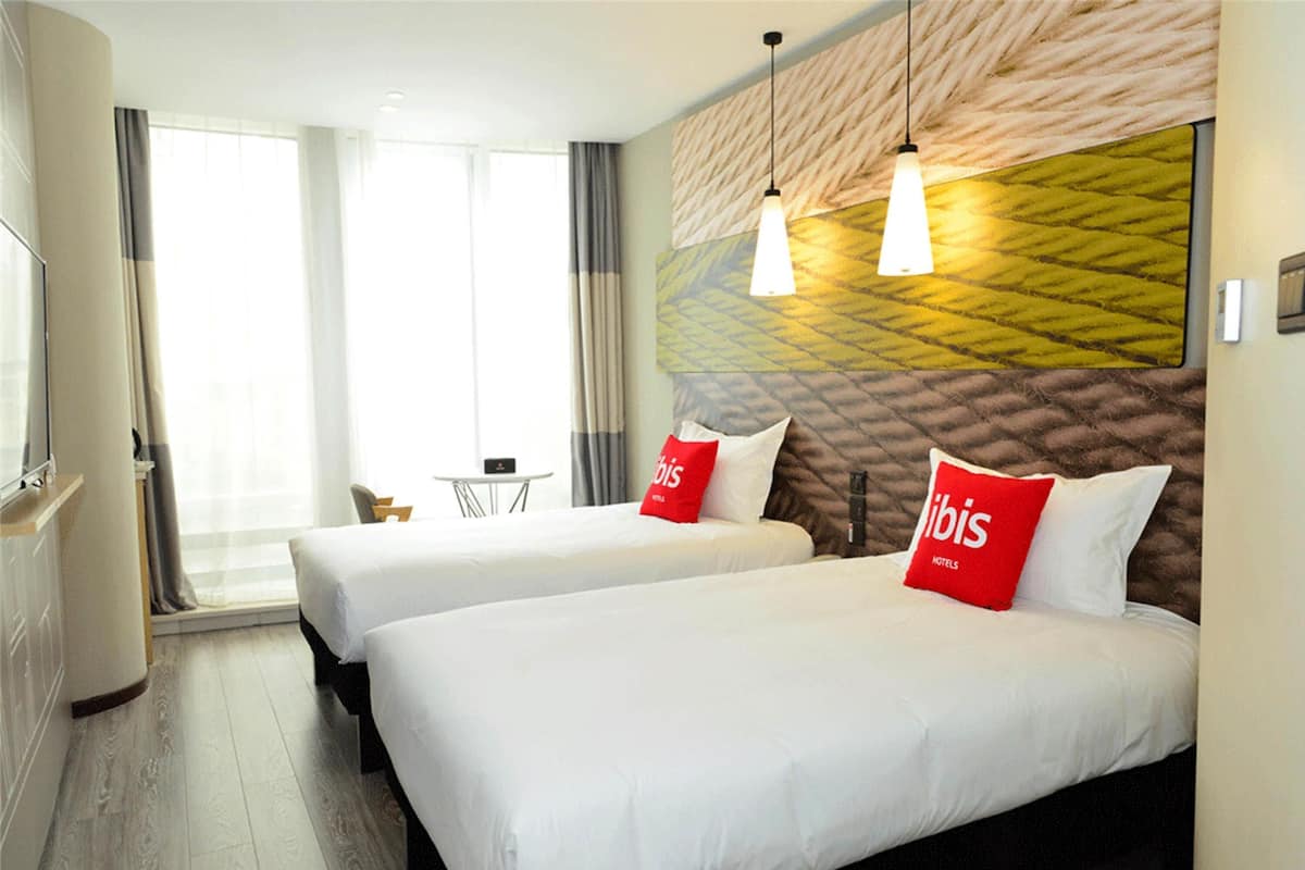 Habitación con 2 camas individuales | Decoración personalizada, muebles diferentes y wifi gratis