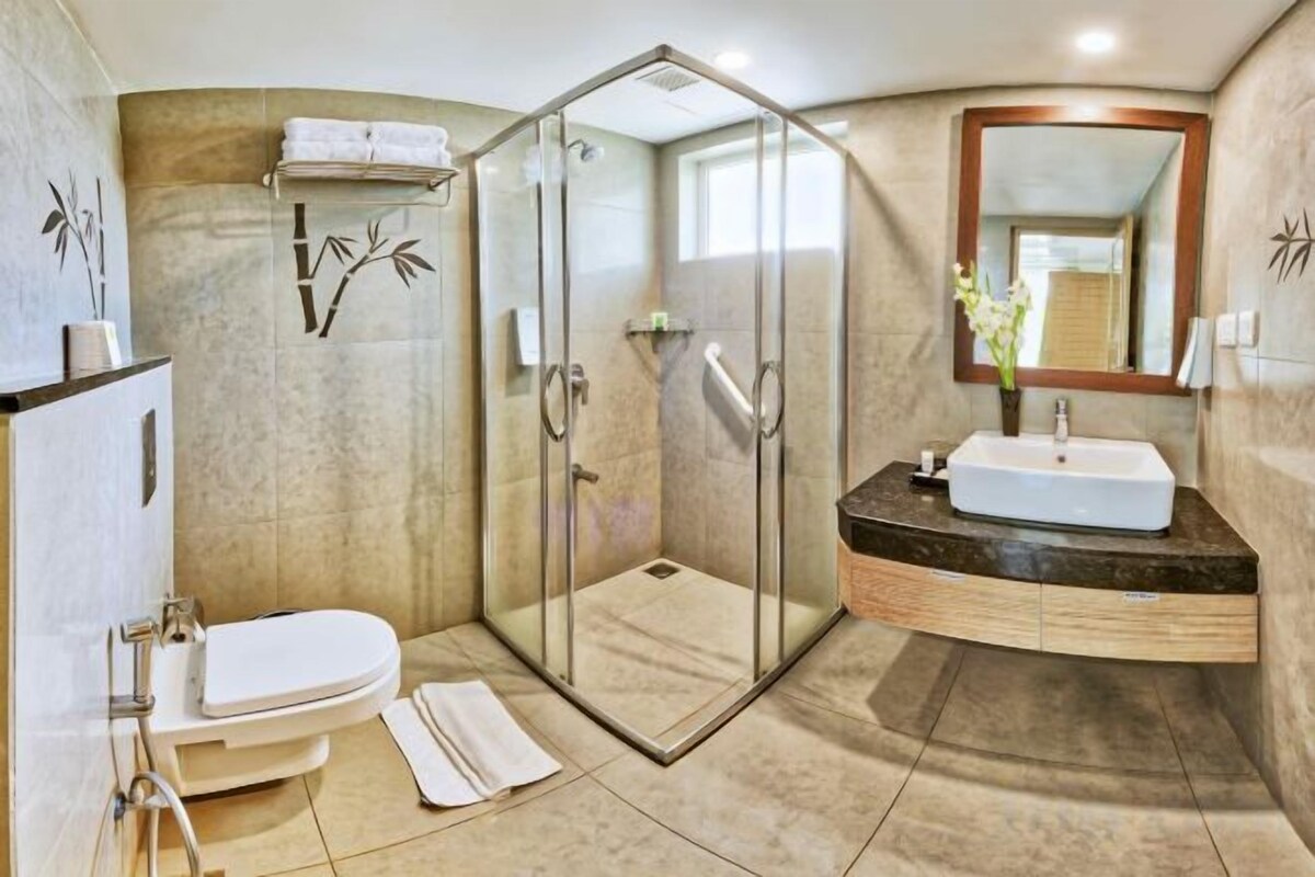 Bathroom | Shower, free toiletries, hair dryer (on request), towels