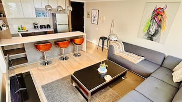 标准公寓, 2 间卧室 | 起居区 | 40-英寸纯平电视(配备有线频道)、电视、桌上足球