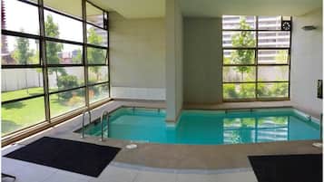 室内游泳池,室外游泳池,日光浴躺椅