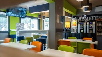 Dagelijks ontbijtbuffet (EUR 6.80 per persoon)