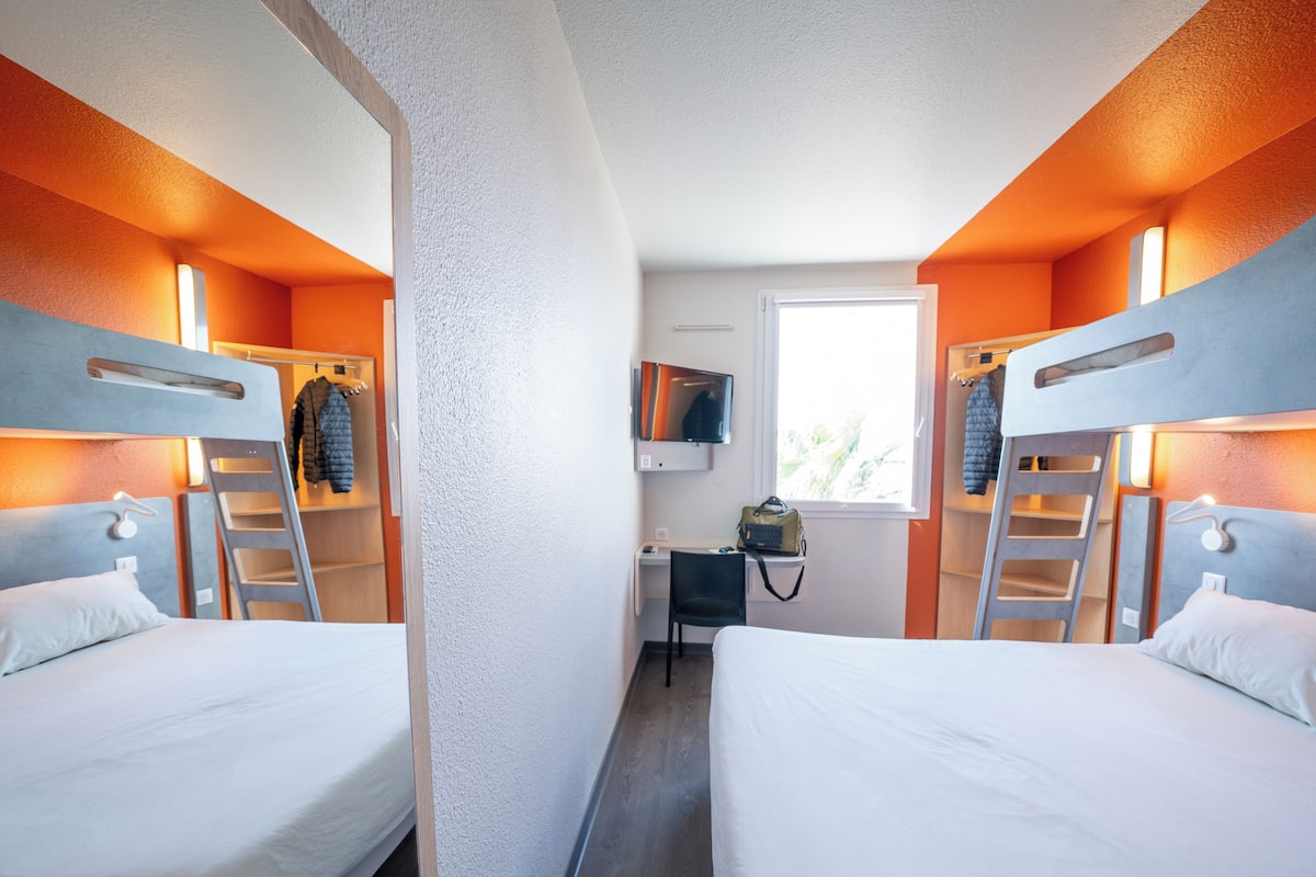 Dreibettzimmer, Mehrere Betten | Schreibtisch, kostenloses WLAN, Bettwäsche