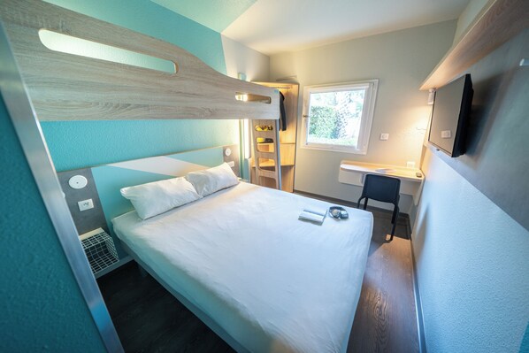 Chambre Triple, plusieurs lits | Bureau, Wi-Fi gratuit, draps fournis