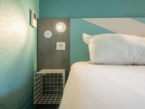 Desk, free WiFi, bed sheets - ibis budget Narbonne Est (Narbonne)