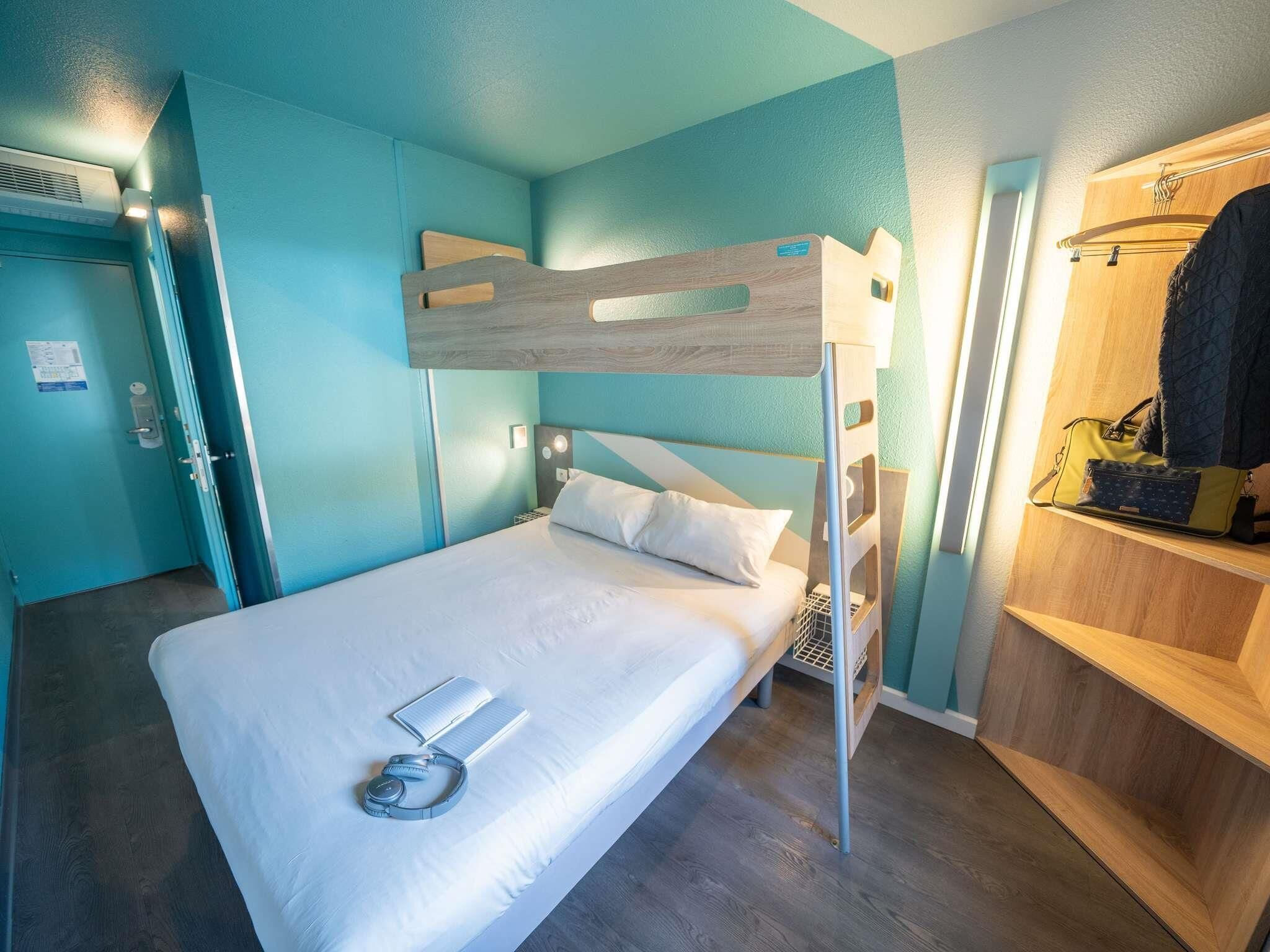 Chambre Triple, plusieurs lits | Bureau, Wi-Fi gratuit, draps fournis