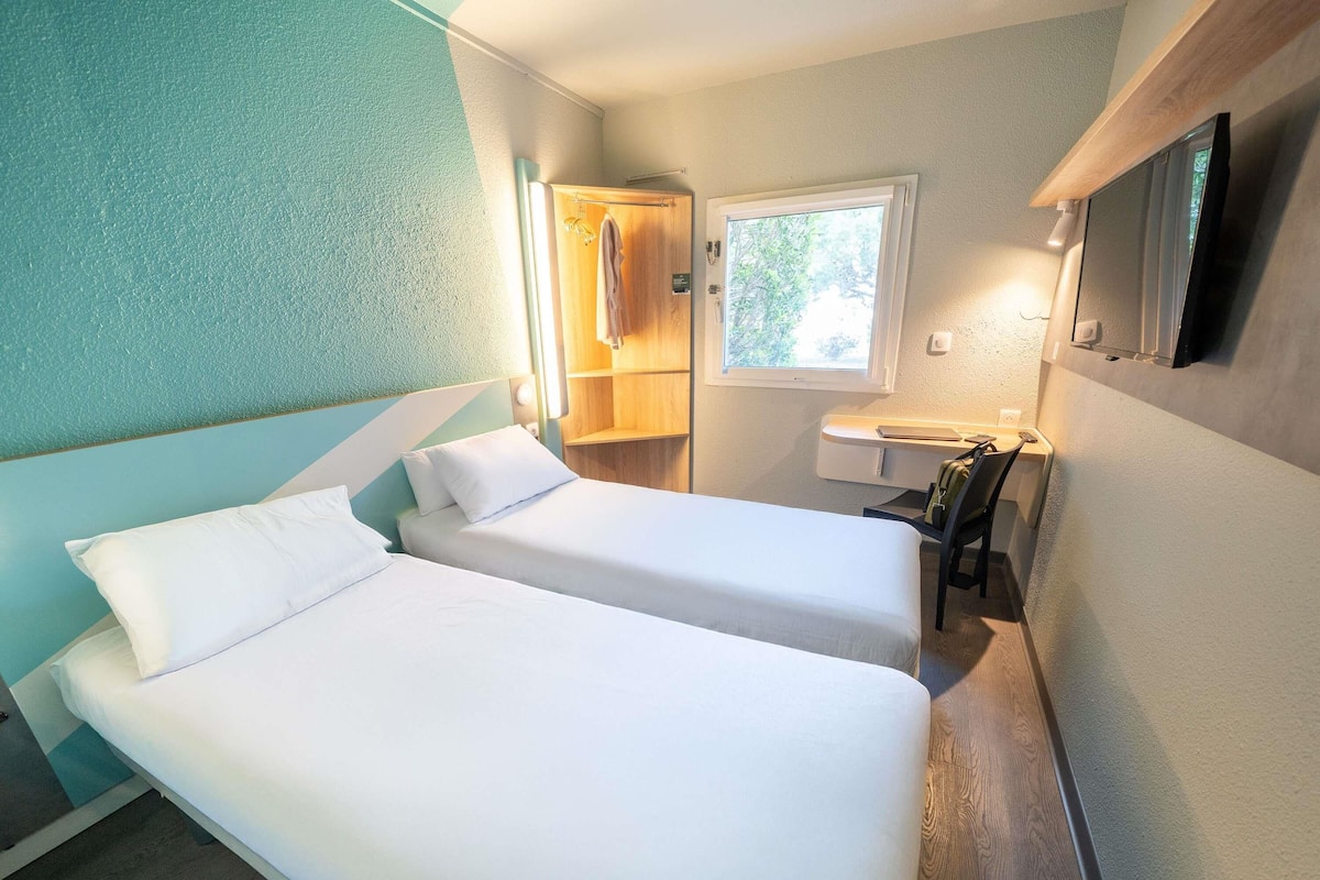 Twin Room, 2 Twin Beds | Desk, free WiFi, bed sheets