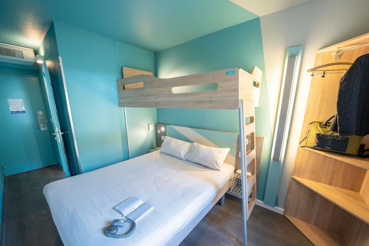 Tremannsrom, flere senger | Skrivebord, wi-fi (inkludert) og sengetøy