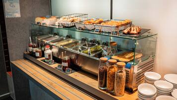Petit déjeuner buffet (6.80 EUR par personne)