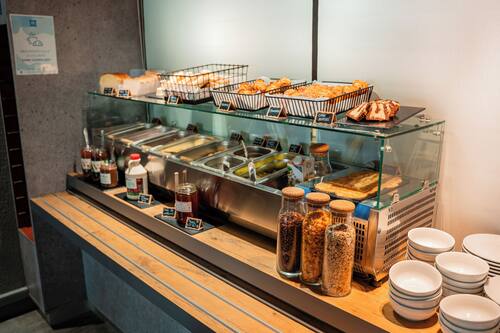 Tägliches Frühstücksbuffet gegen Gebühr