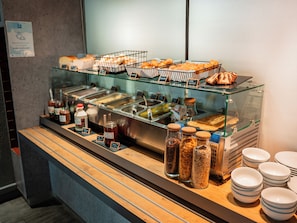 Tägliches Frühstücksbuffet (6.80 EUR pro Person)