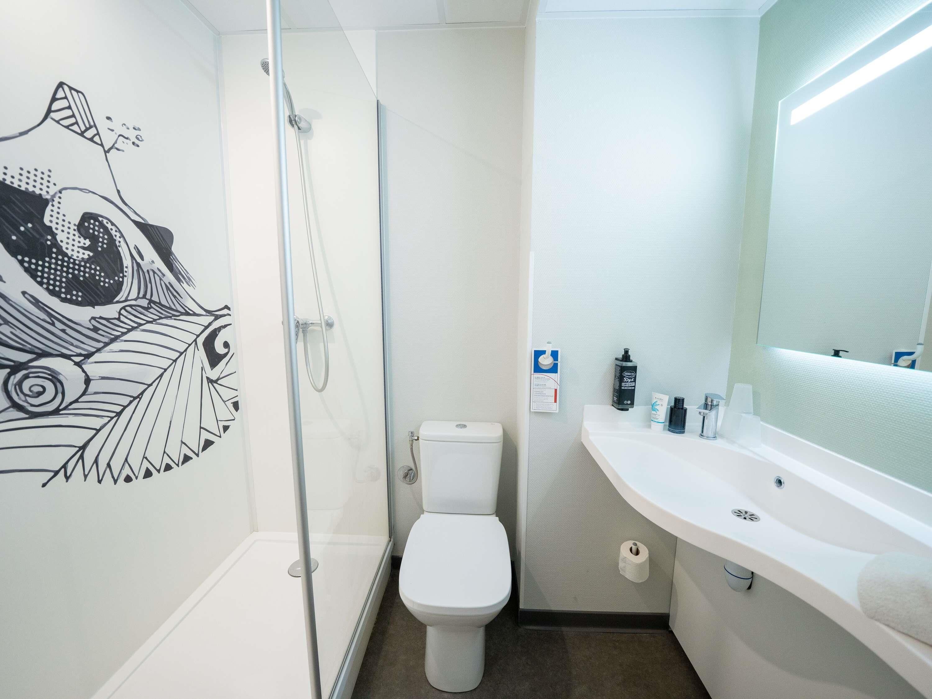 Un baño moderno con ducha, inodoro y lavabo.