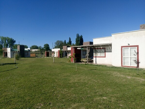 A residential area with multiple houses, each featuring a distinct architectural style. - Cabanas del Puente (San Rafael)