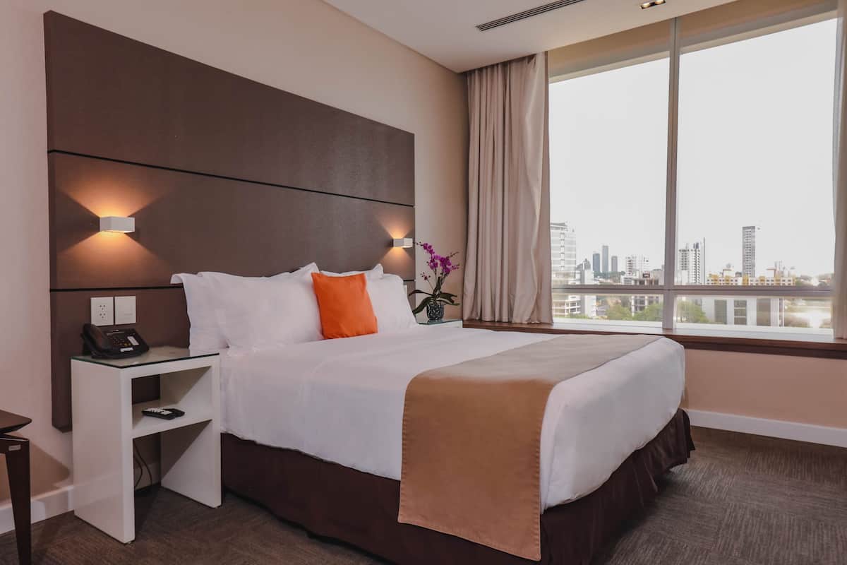 Classic Room, 1 Katil Ratu (Queen) | Bar mini, peti besi dalam bilik, meja, kalis bunyi