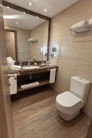 Shower, free toiletries, hair dryer, towels - Paseo La Galería Hotel & Suites (Asunción)