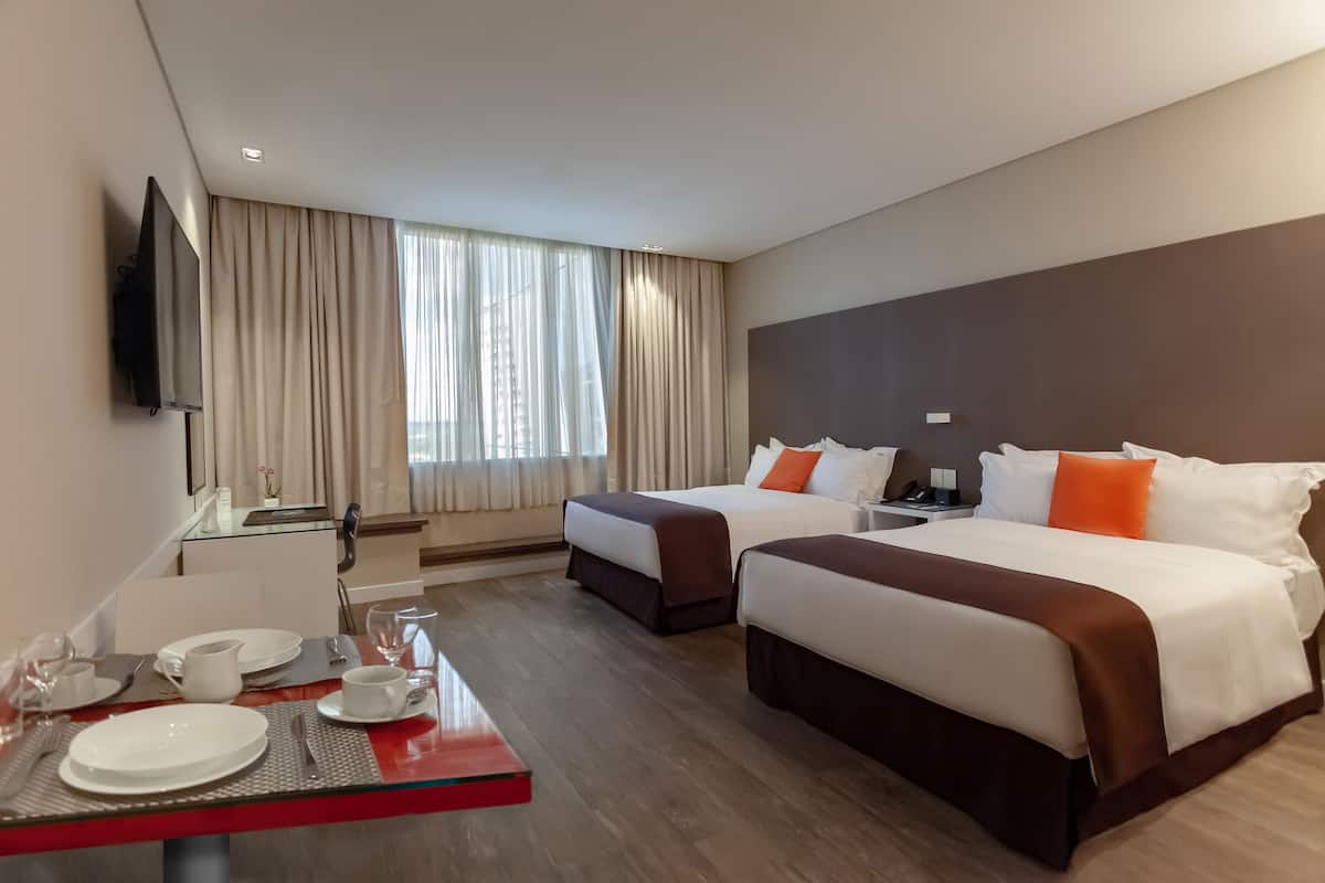 Superior Twin Room, City View | Bar mini, peti besi dalam bilik, meja, kalis bunyi