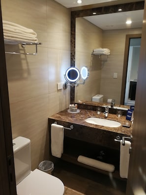 Ducha, artículos de higiene personal gratuitos y secador de pelo