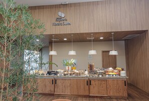 Desayuno continental diario (USD 11 por persona)