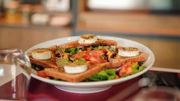 Une assiette de pain grillé garnie de fromage et de salade.