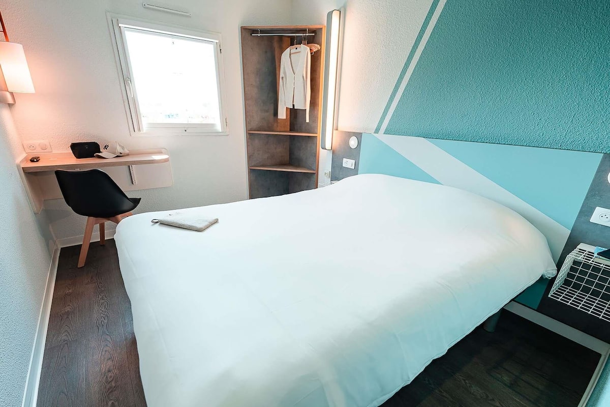 Habitación doble | Escritorio, cortinas blackout, wifi gratis y ropa de cama