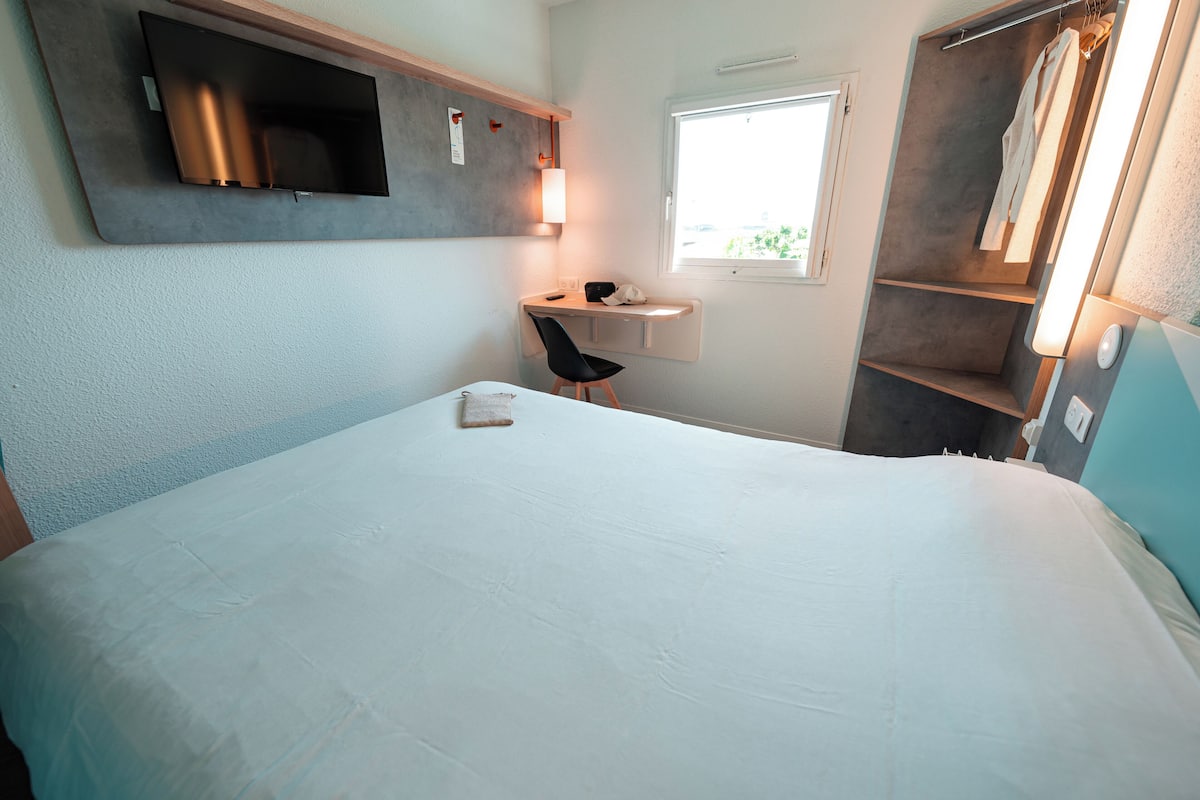 Double Room | Desk, blackout drapes, free WiFi, bed sheets