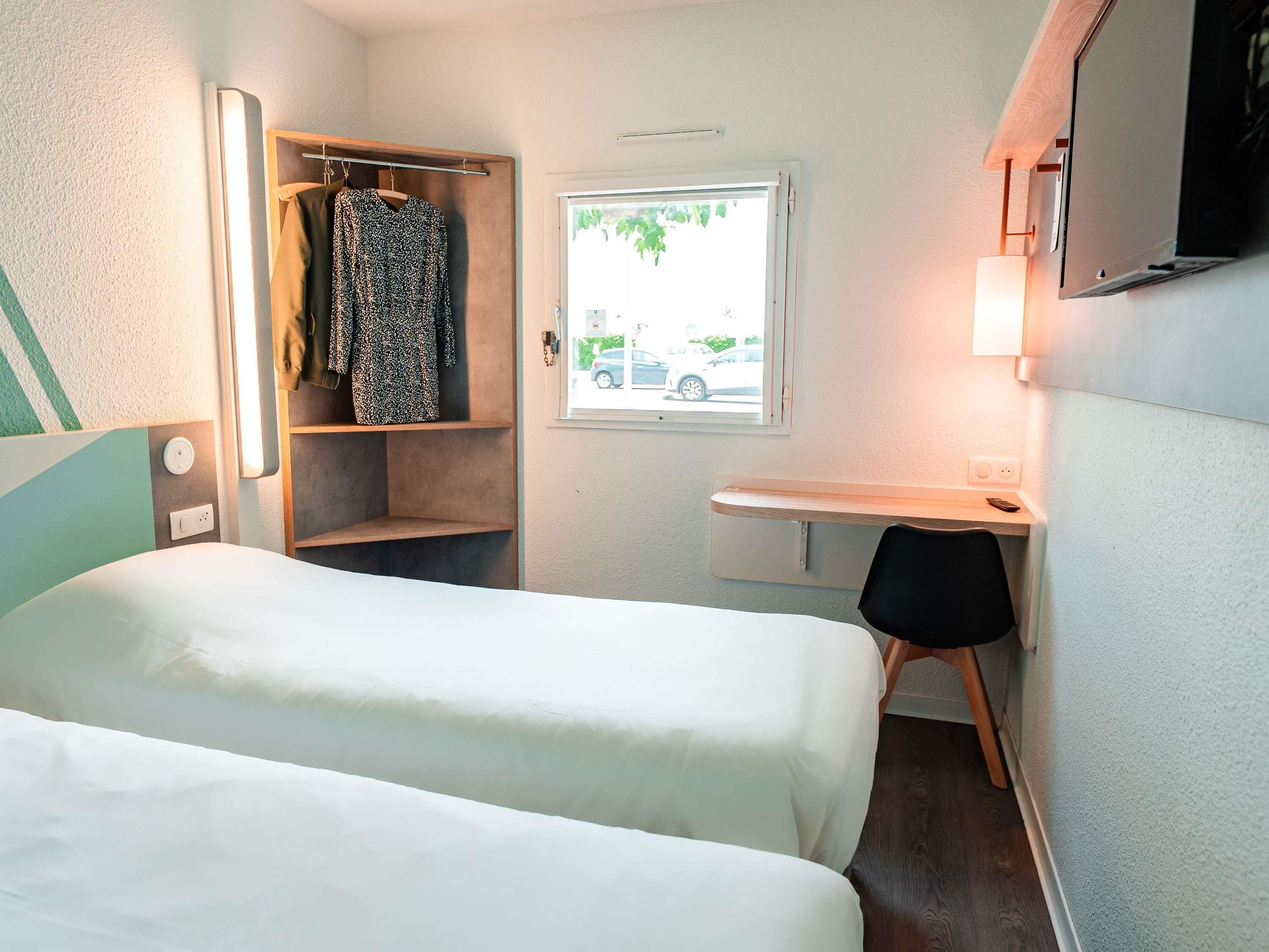 Chambre avec lits jumeaux, 2 lits une place | Bureau, rideaux occultants, Wi-Fi gratuit, draps fournis