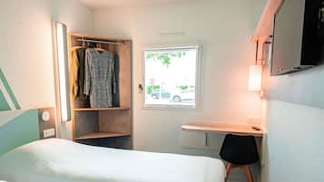 Chambre avec lits jumeaux, 2 lits une place | Bureau, rideaux occultants, Wi-Fi gratuit, draps fournis
