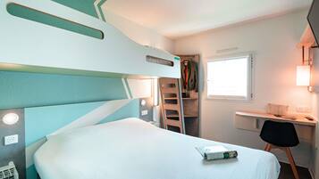 Triple Room, Multiple Beds | Desk, blackout drapes, free WiFi, bed sheets
