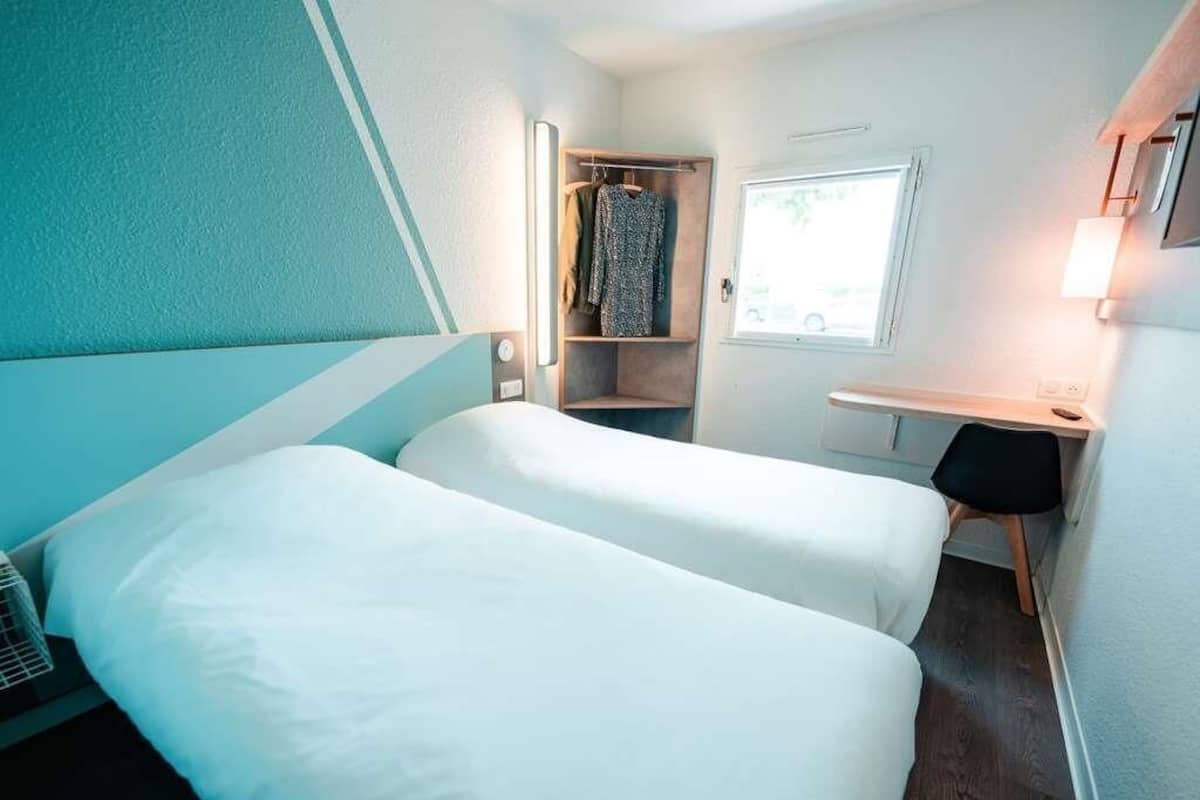 Habitación con 2 camas individuales, 2 camas individuales | Escritorio, cortinas blackout, wifi gratis y ropa de cama