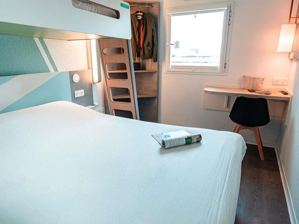 Habitación triple, varias camas | Escritorio, cortinas blackout, wifi gratis y ropa de cama 