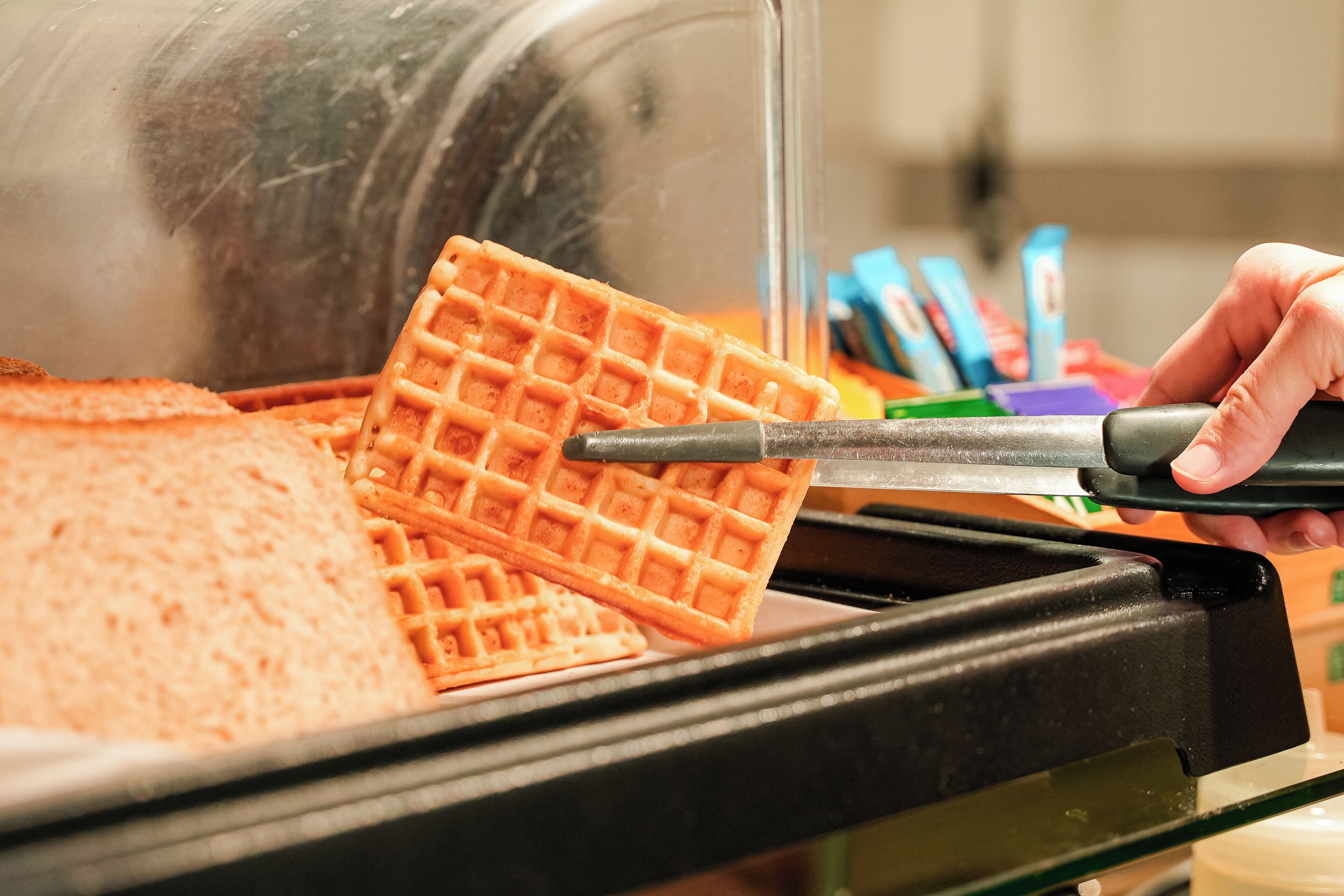Una cialda che cuoce in una piastra per waffle.